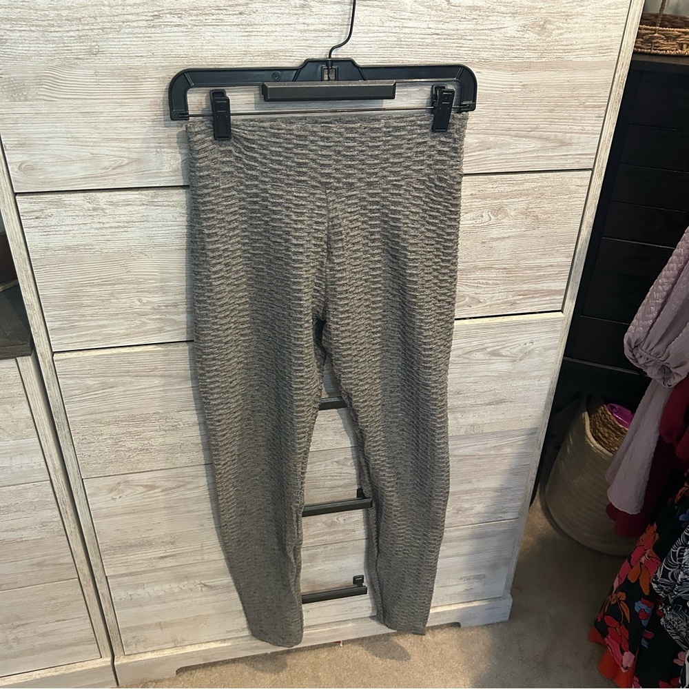 Women’s Booty Enhancing Yoga Pants Exercise  Athletic Size M  Grey Polyester